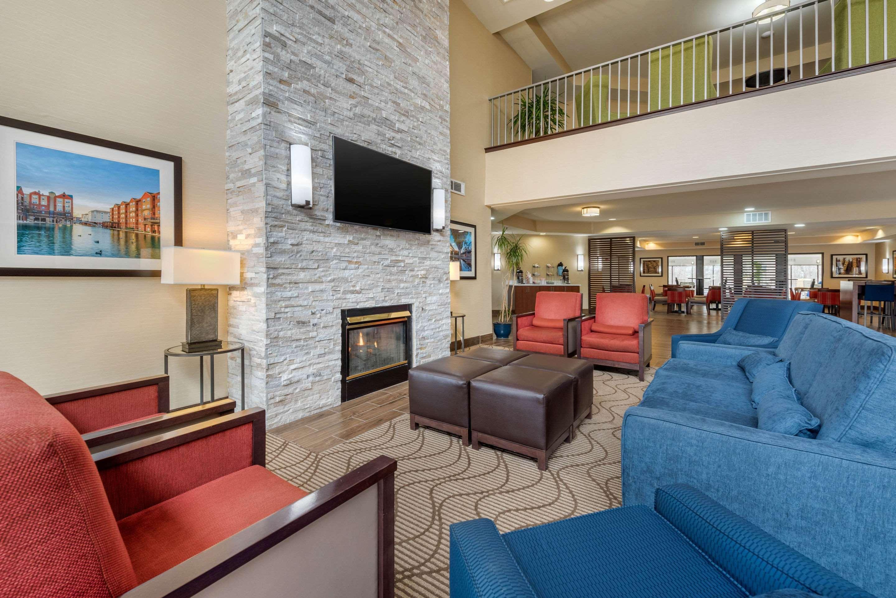 Comfort Suites Lafayette University Area Экстерьер фото